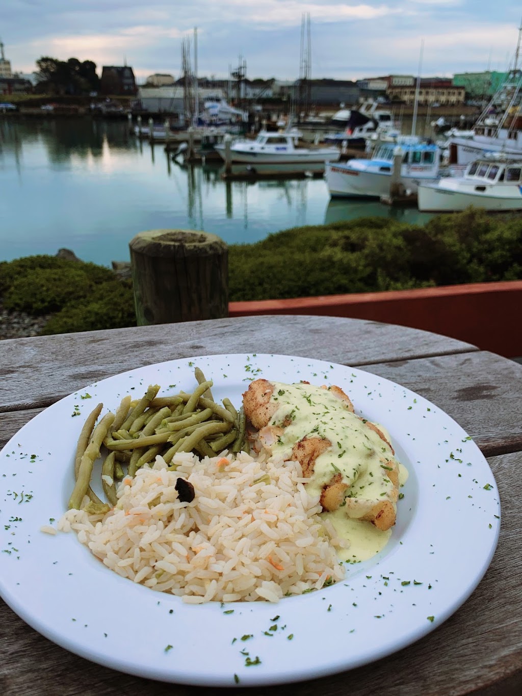 Café Marina & Woodleys Bar | restaurant | 601 Startare Dr, Eureka, CA 95501, USA | 7074432233 OR +1 707-443-2233