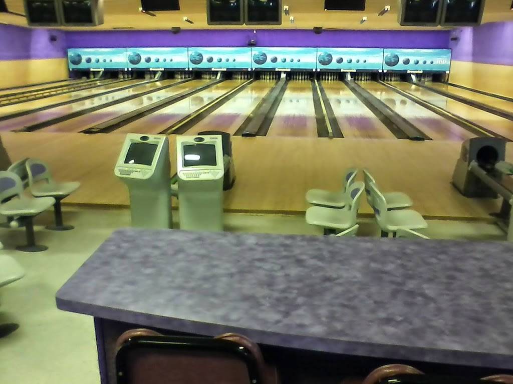 Dodger Bowl Lanes, Lounge, Banquet & Catering, Bowling Pro Shop | night club | 318 King St, Dodgeville, WI 53533, USA | 6089352595 OR +1 608-935-2595