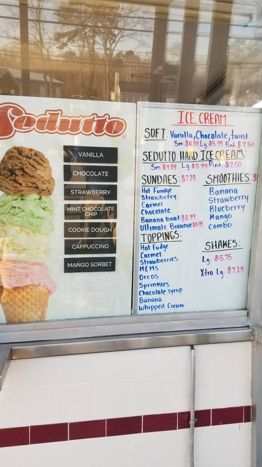 Slo-Jacks Drive-In | restaurant | 212 W Montauk Hwy, Hampton Bays, NY 11946, USA | 6317289601 OR +1 631-728-9601