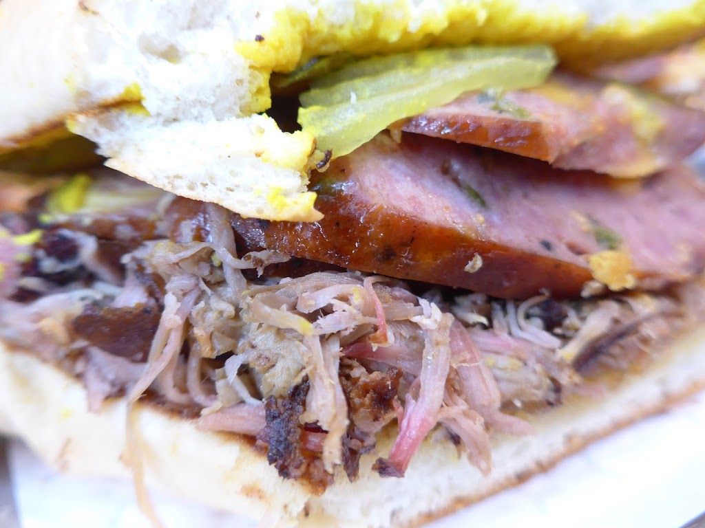 Dickeys Barbecue Pit | restaurant | 850 W Superior St, Chicago, IL 60642, USA | 3124833200 OR +1 312-483-3200