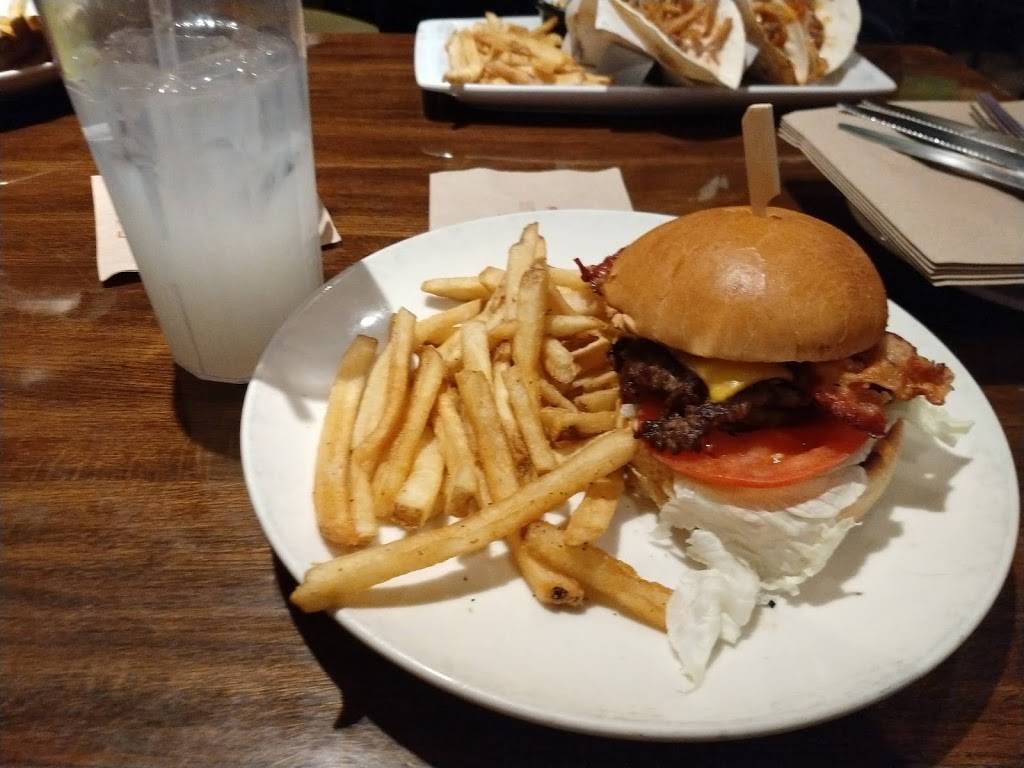 Applebees Grill + Bar | restaurant | 1305 West Chester Pike Manoa Shopping Center, Havertown, PA 19083, USA | 6104492296 OR +1 610-449-2296