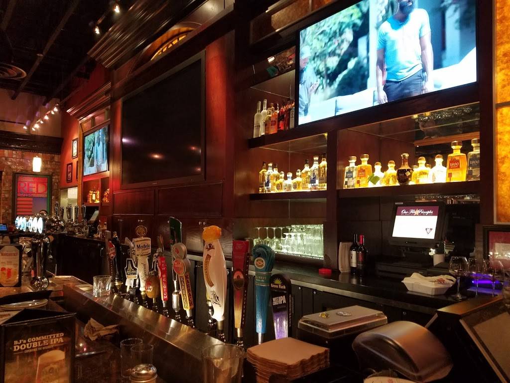 BJs Restaurant & Brewhouse | restaurant | 11905 Gateway Blvd W, El Paso, TX 79936, USA | 9156338300 OR +1 915-633-8300