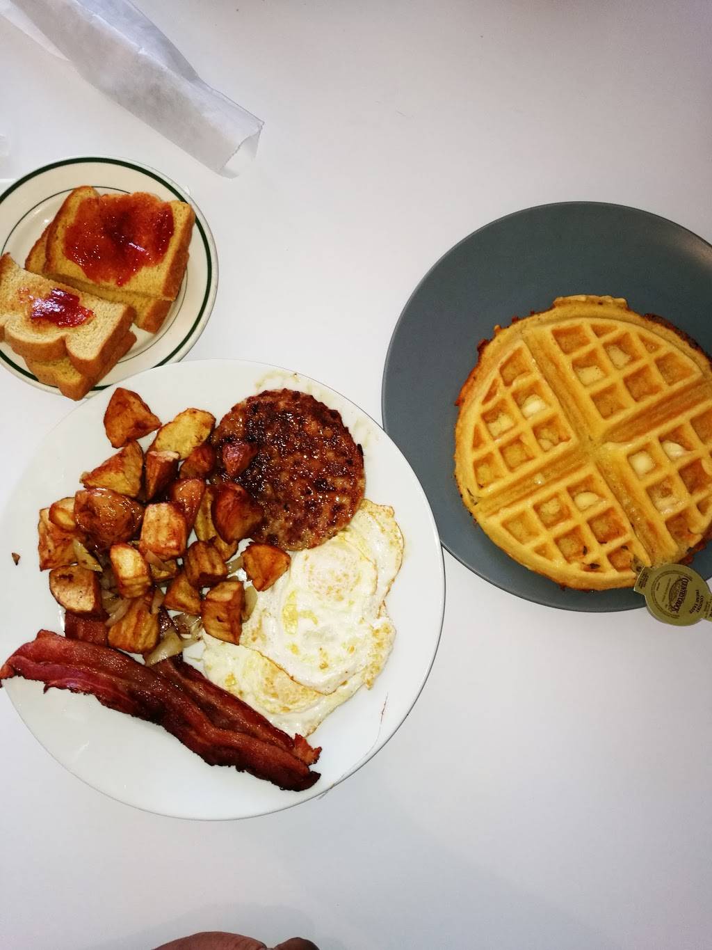 Grandmas Diner | restaurant | 227 W Washington St, Charles Town, WV 25414, USA | 3047249960 OR +1 304-724-9960