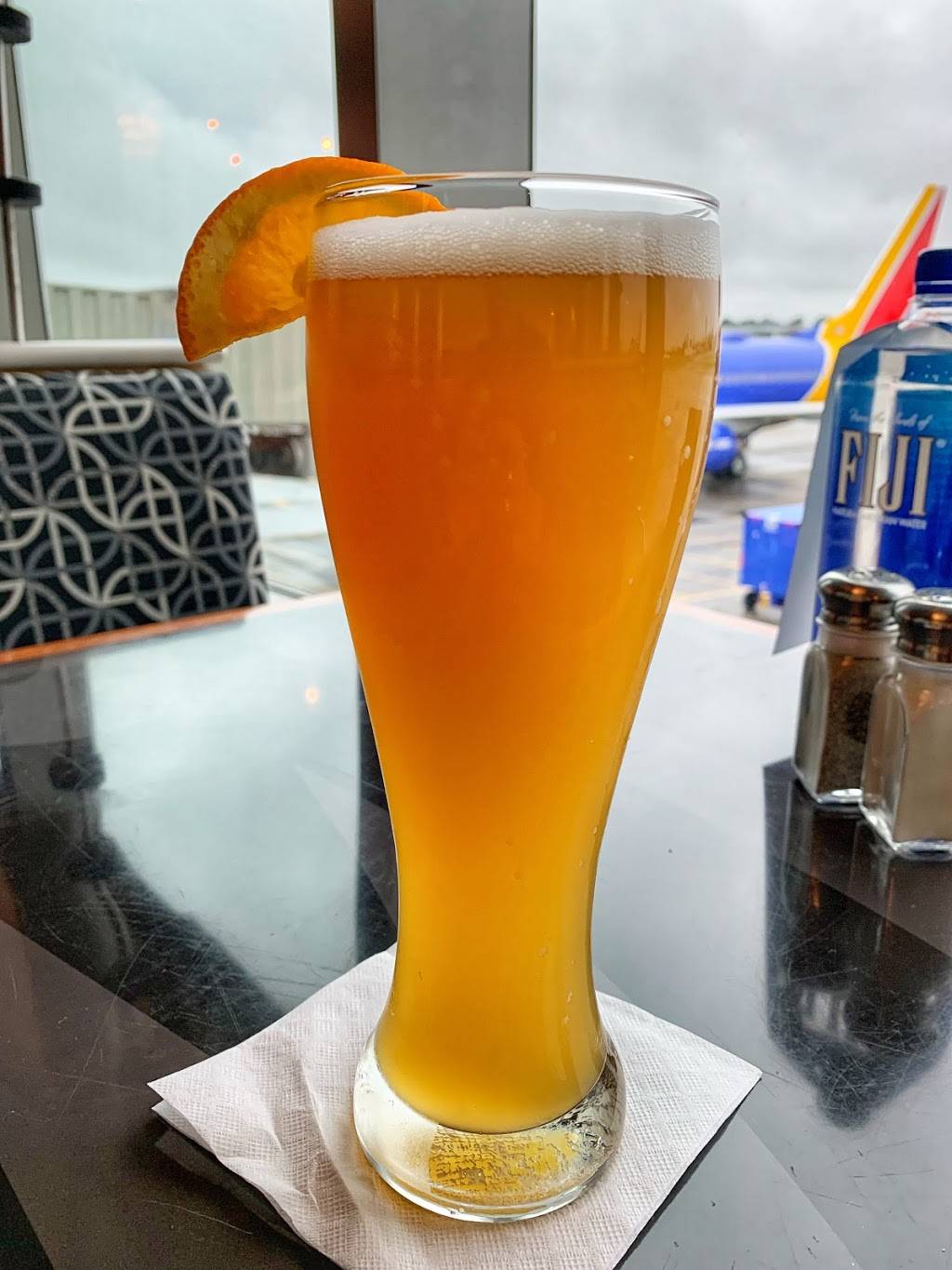 Ducks Breakaway Bar & Grill | restaurant | 18601 Airport Way, Santa Ana, CA 92707, USA | 9492525200 OR +1 949-252-5200