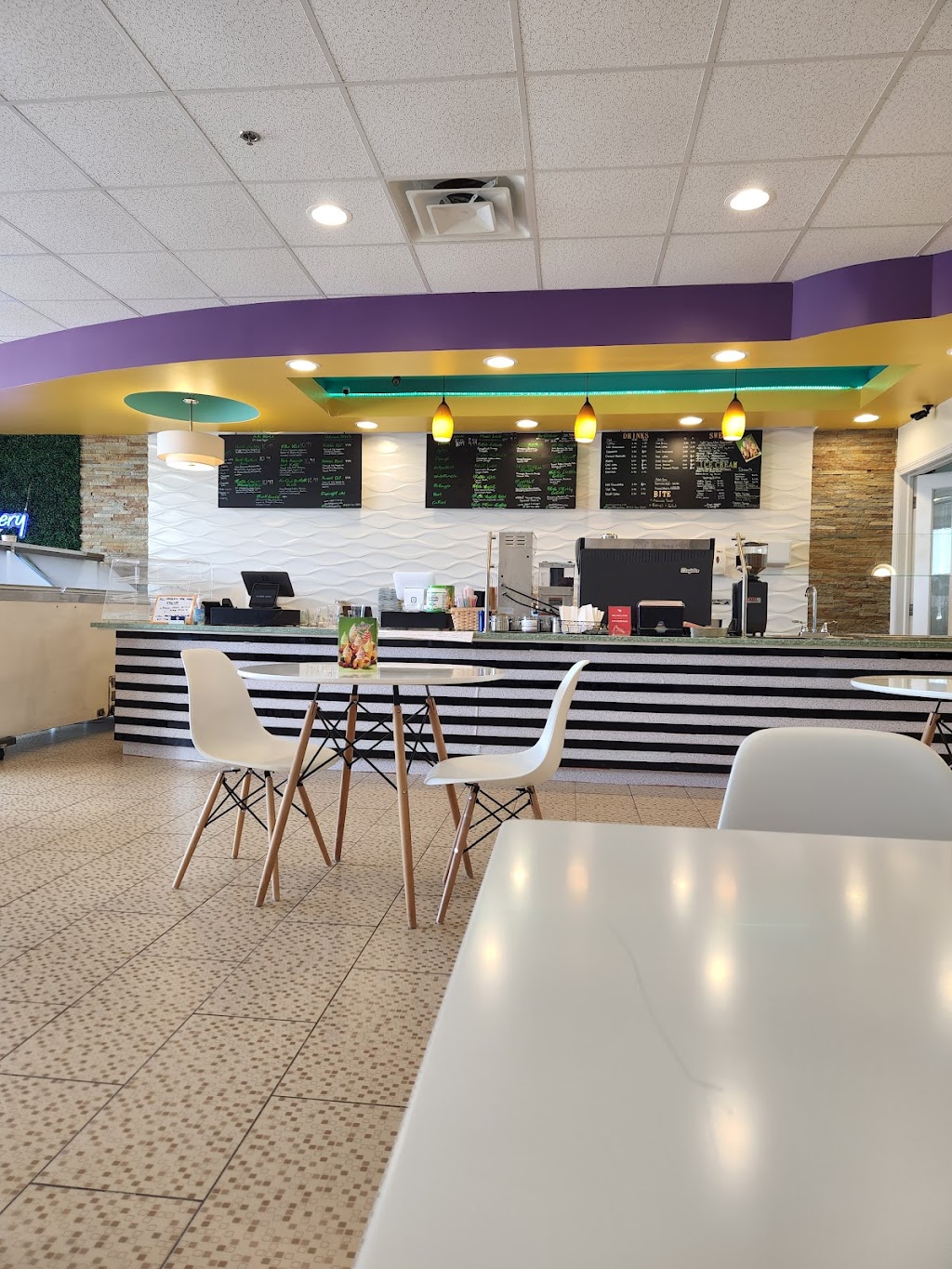 Decollete Juicery & Coffee shop | cafe | 23 Memorial Pkwy, Randolph, MA 02368, USA | 6177443909 OR +1 617-744-3909