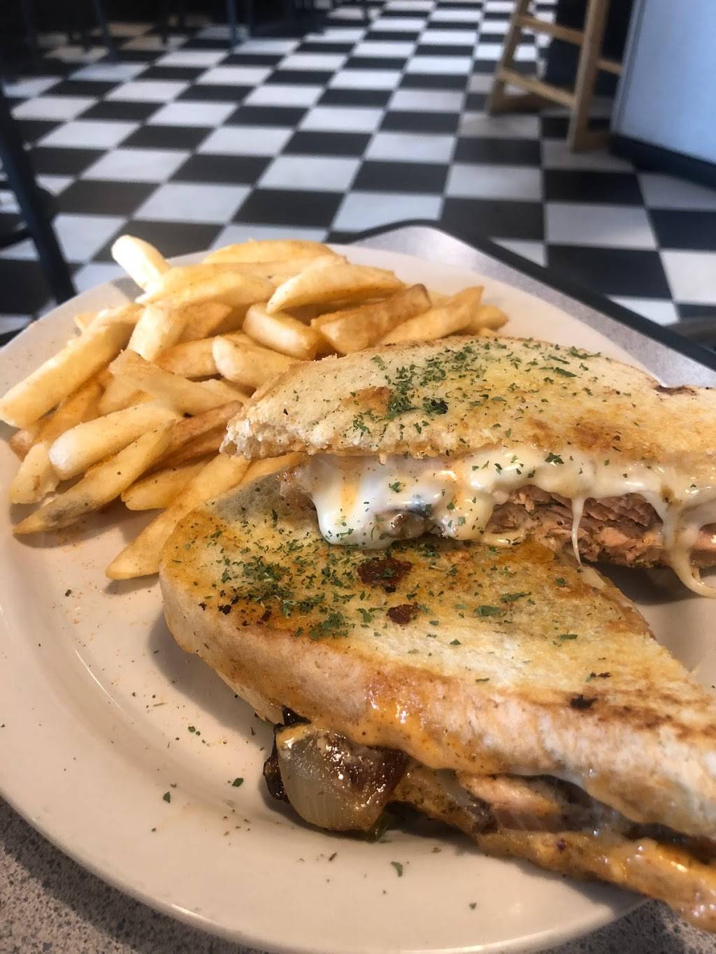 Chippers Seafood, Steaks & Melts | restaurant | 1245 Som Center Rd, Mayfield Heights, OH 44124, USA | 4406834575 OR +1 440-683-4575