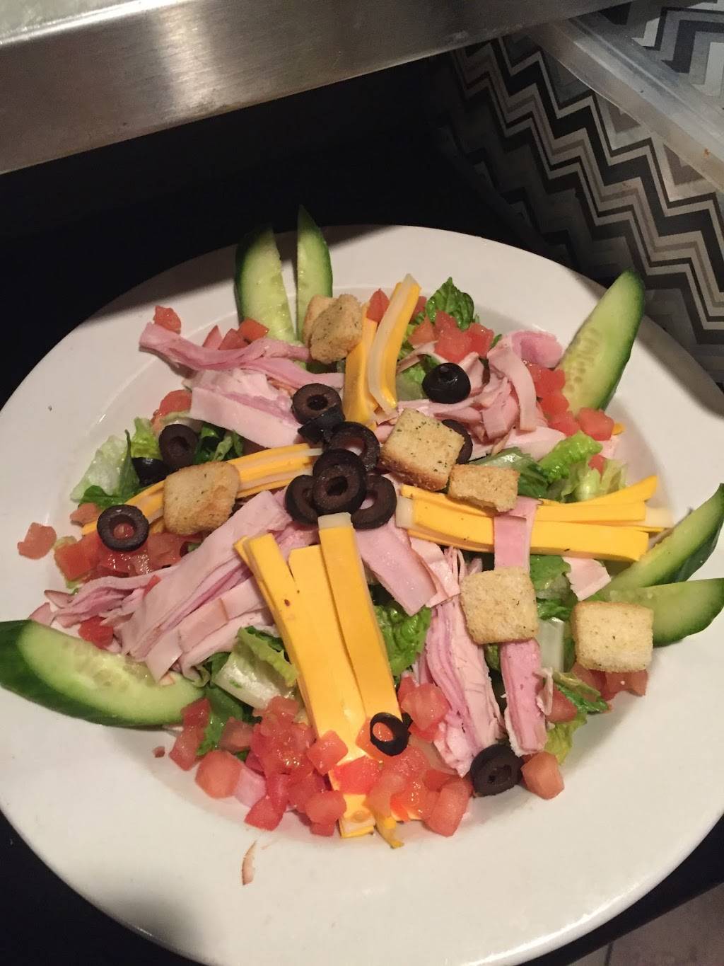 Raelyns Pub & Eatery | restaurant | 217 N State St, Geneseo, IL 61254, USA | 3099443437 OR +1 309-944-3437