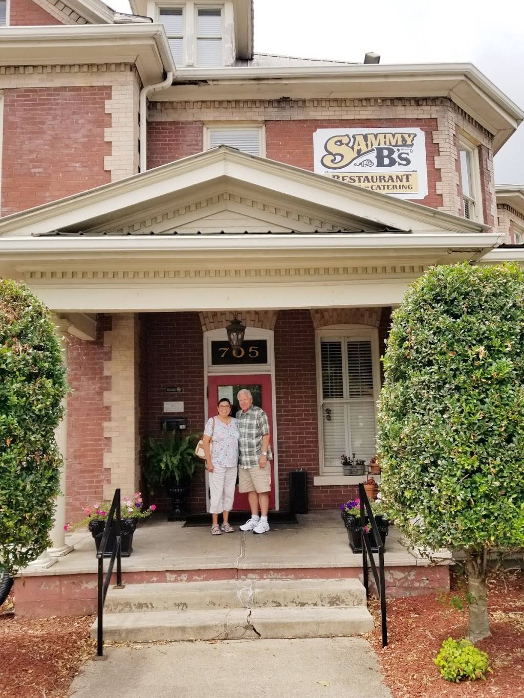 Sammy Bs Restaurant and Catering | restaurant | 705 Cadet Ct, Lebanon, TN 37087, USA | 6155474550 OR +1 615-547-4550