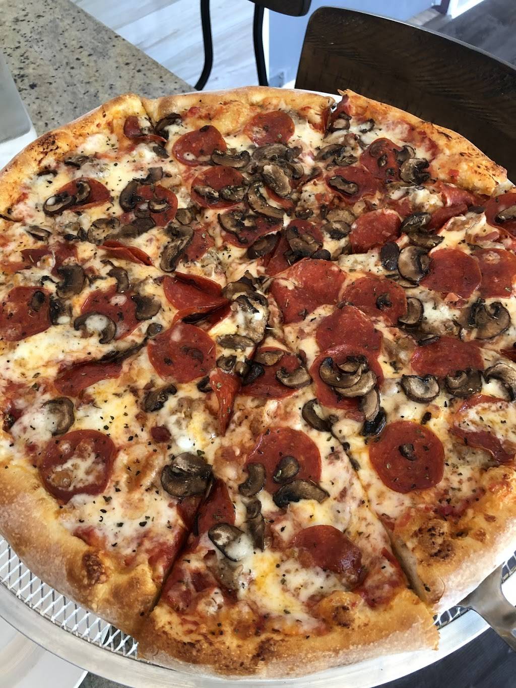 Crushed Pizzeria | restaurant | 1607 W Montrose Ave, Chicago, IL 60613, USA | 7733279200 OR +1 773-327-9200