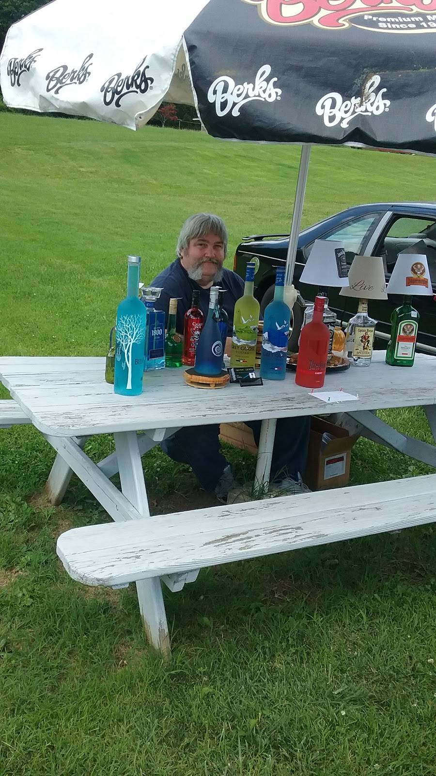 Intels Pennside Drive-In | restaurant | 916 Carsonia Ave, Reading, PA 19606, USA | 6107795050 OR +1 610-779-5050