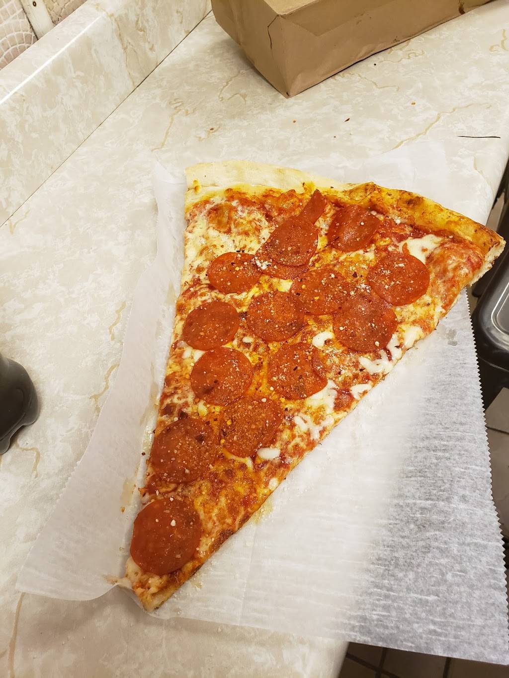 Ljubos Pizza | meal takeaway | 15 Westchester Square, Bronx, NY 10461, USA | 7188630874 OR +1 718-863-0874