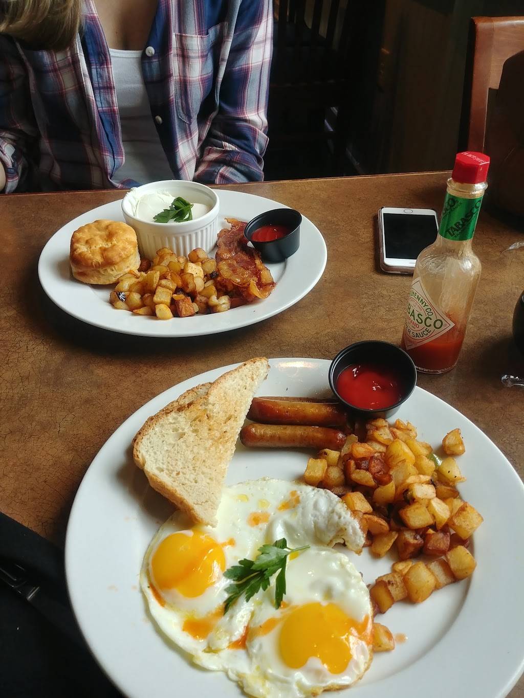 Tugs | restaurant | 51 Harbor Town Square, Memphis, TN 38103, USA | 9012603344 OR +1 901-260-3344