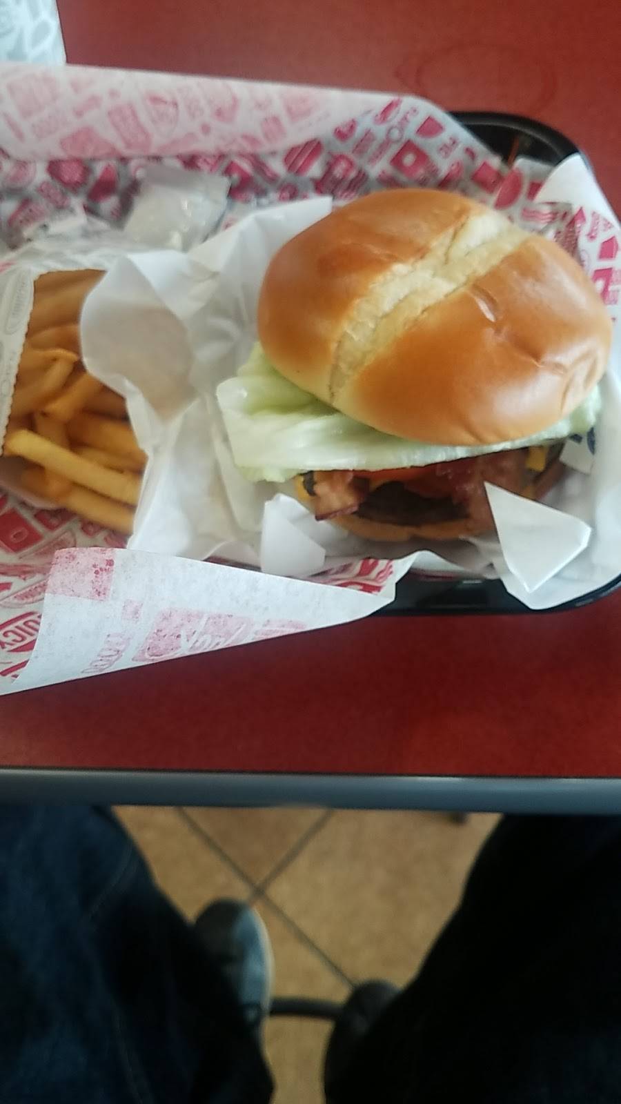 Jack in the Box | restaurant | 18955 W, Soledad Canyon Rd, Canyon Country, CA 91351, USA | 6612524321 OR +1 661-252-4321