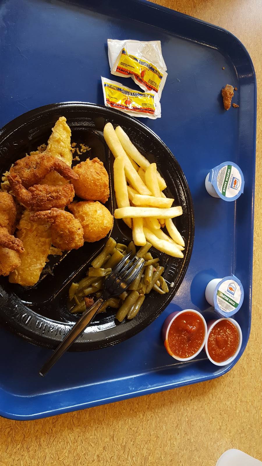 Captain Ds | restaurant | 1665 Sycamore View Rd, Memphis, TN 38134, USA | 9013804355 OR +1 901-380-4355