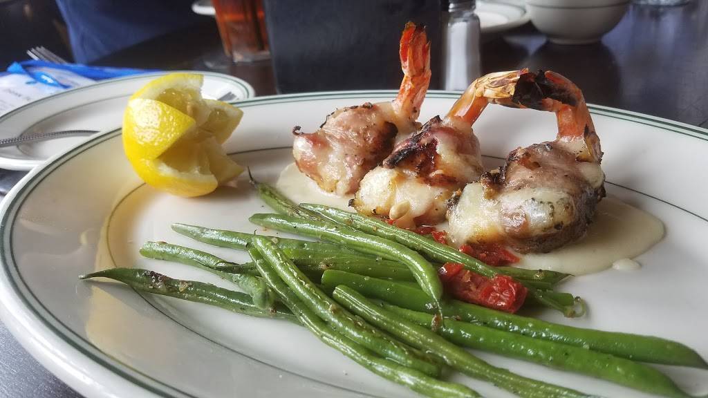 Superior Seafood & Oyster Bar | restaurant | 4338 St Charles Ave, New Orleans, LA 70115, USA | 5042933474 OR +1 504-293-3474