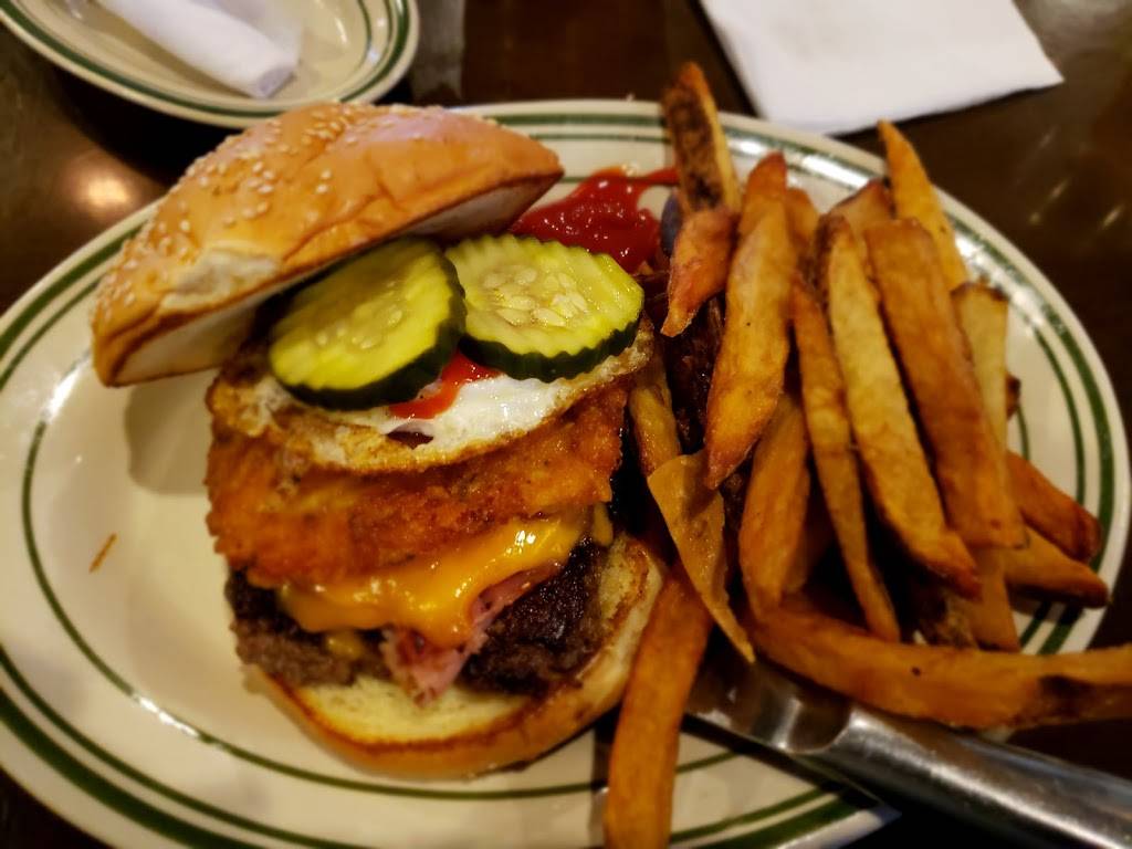 Luckys 13 Pub | restaurant | 2033 Burnsville Center, Burnsville, MN 55306, USA | 9524353311 OR +1 952-435-3311