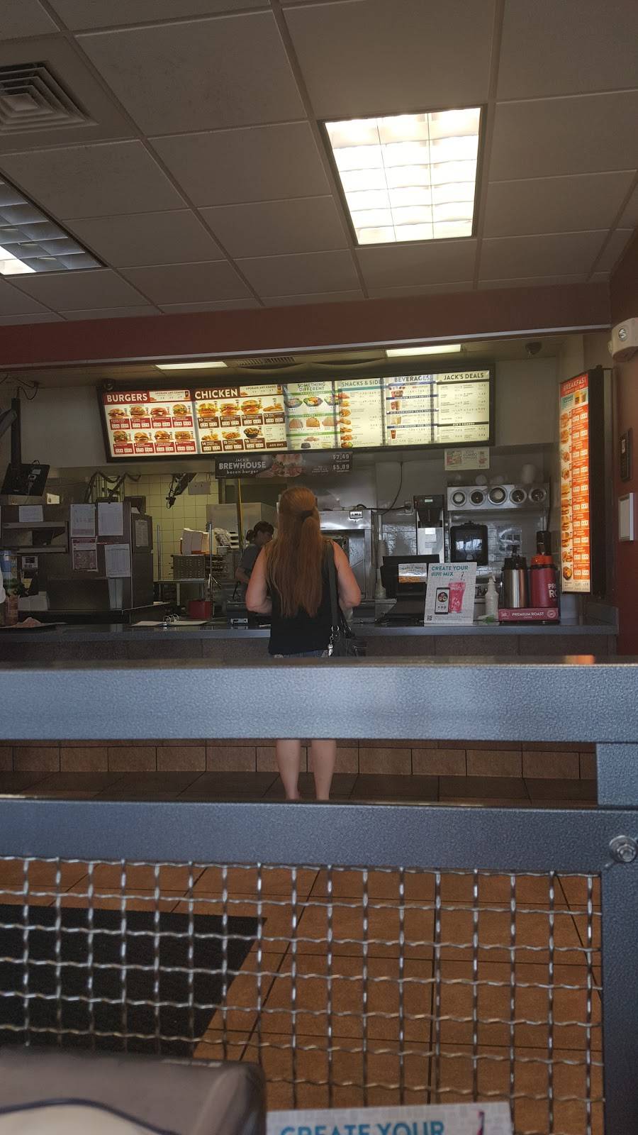 Jack in the Box | restaurant | 500 S Illinois St, Belleville, IL 62220, USA | 6182359008 OR +1 618-235-9008