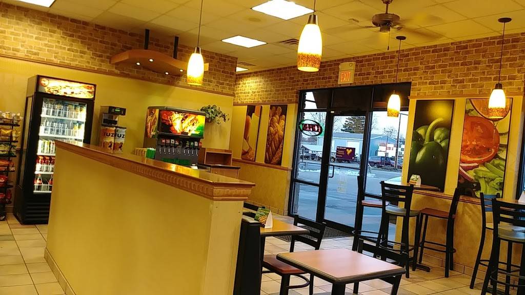 Subway | restaurant | 2715 S Madison St, Muncie, IN 47302, USA | 7652820444 OR +1 765-282-0444