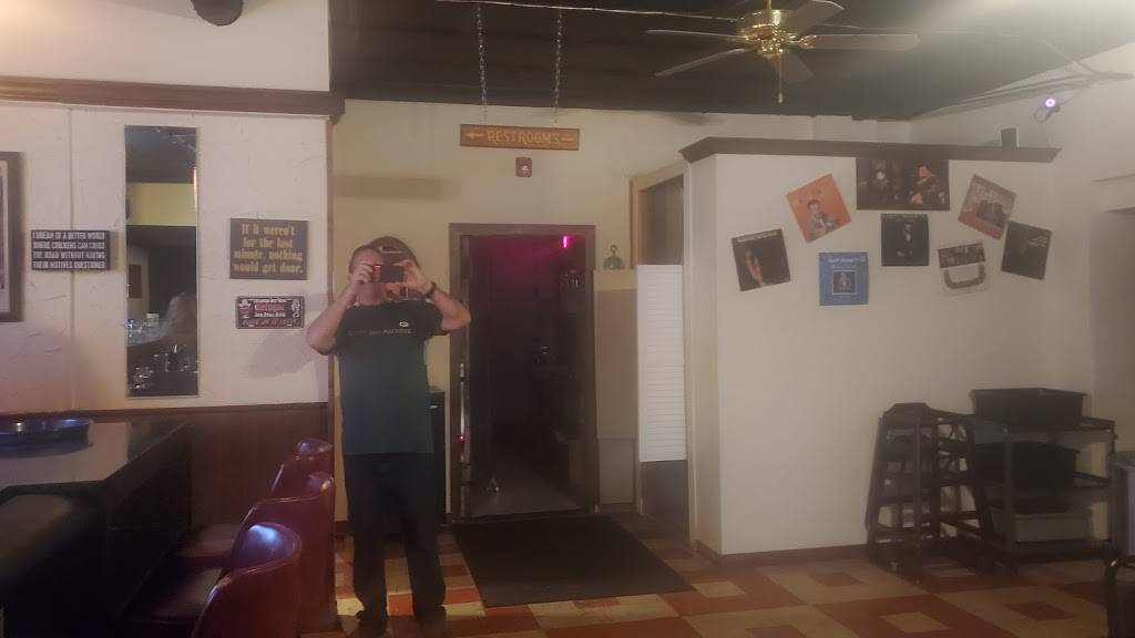 Pats Niche Pub and Grub | restaurant | 3956 S Howell Ave, Milwaukee, WI 53207, USA | 4145396452 OR +1 414-539-6452