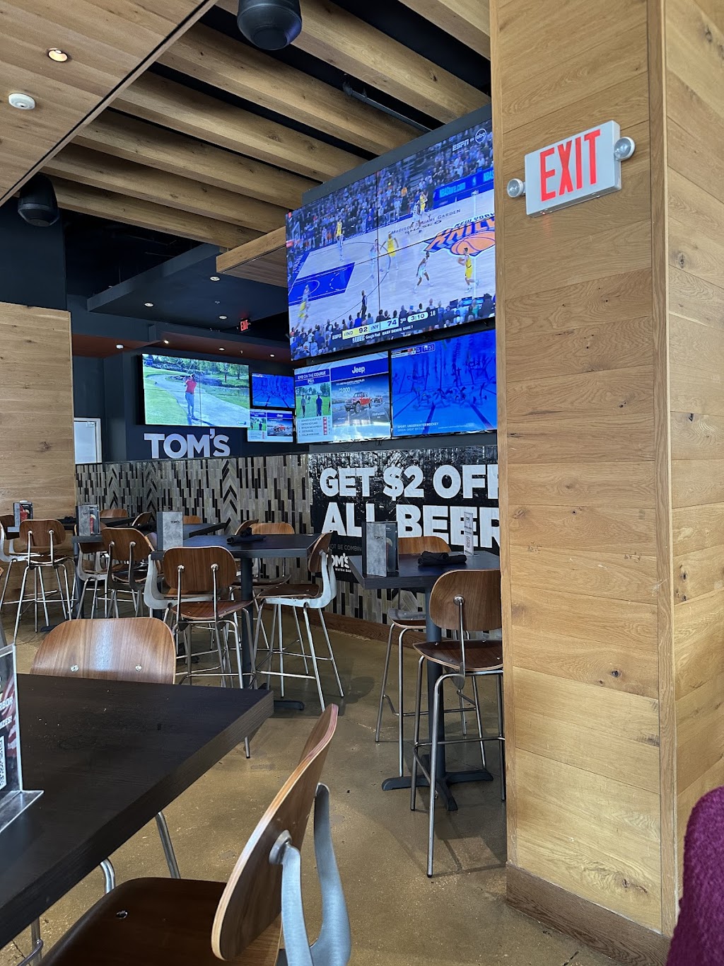 Toms Watch Bar | restaurant | 200 American Way, Oxon Hill, MD 20745, USA | 3019603936 OR +1 301-960-3936