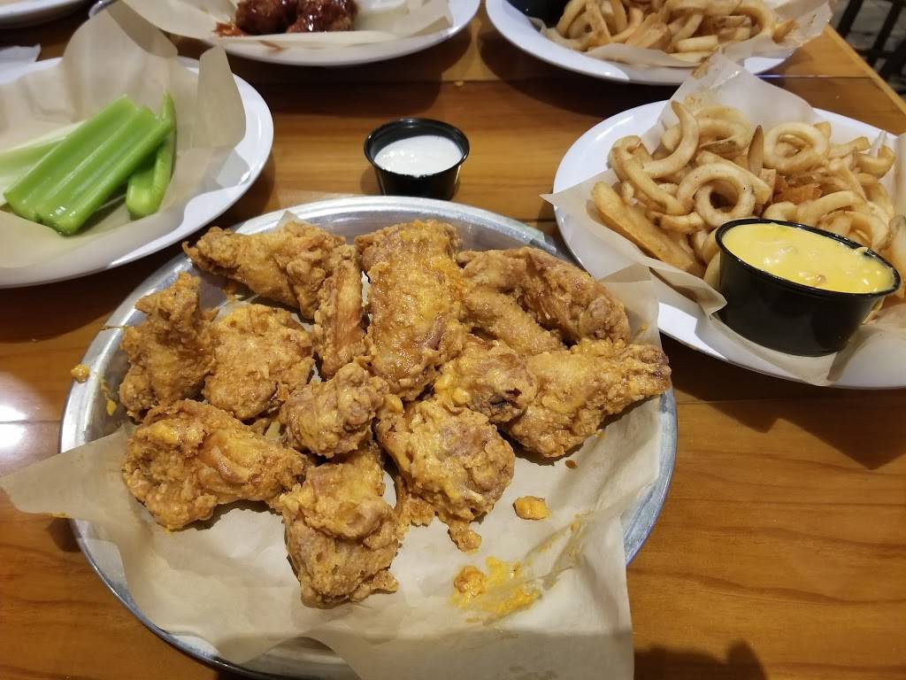 Hooters | restaurant | 1650 US-41 Suite A, Schererville, IN 46375, USA | 2193222024 OR +1 219-322-2024