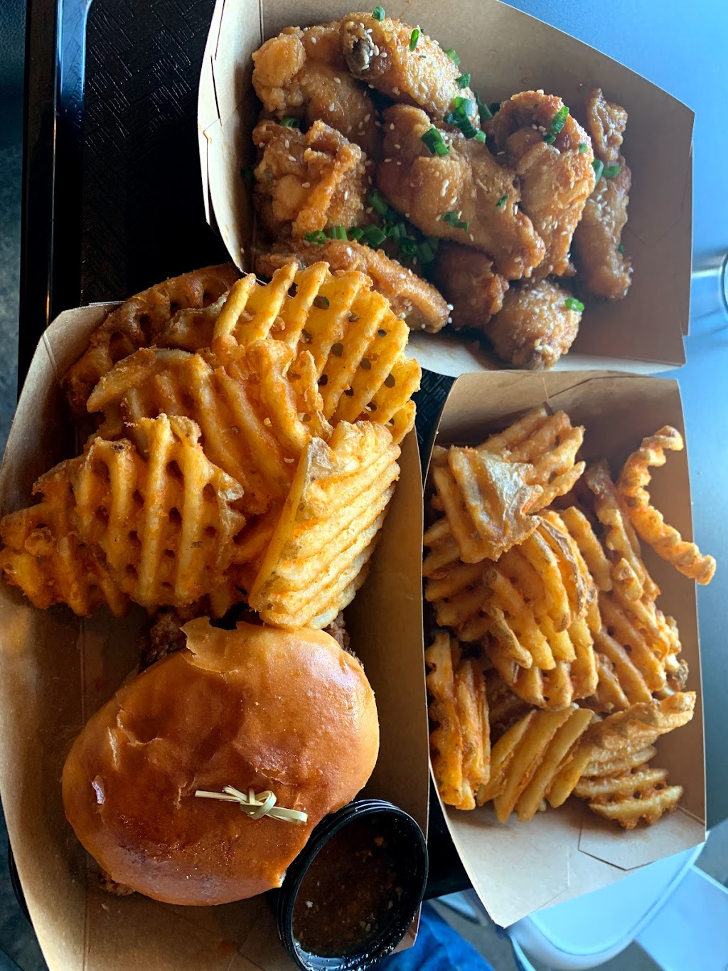 Wingman Kitchen | restaurant | 4117 Pennsylvania Ave, Kansas City, MO 64111, USA | 8165694313 OR +1 816-569-4313