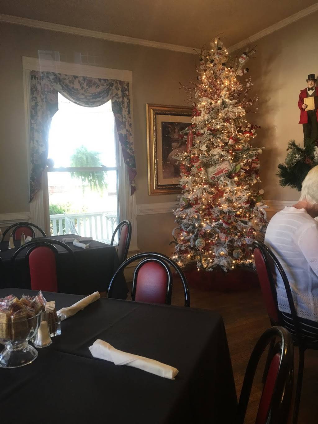 Mrs Lacys Magnolia House | restaurant | 405 Carthage St, Sanford, NC 27330, USA | 9197776787 OR +1 919-777-6787