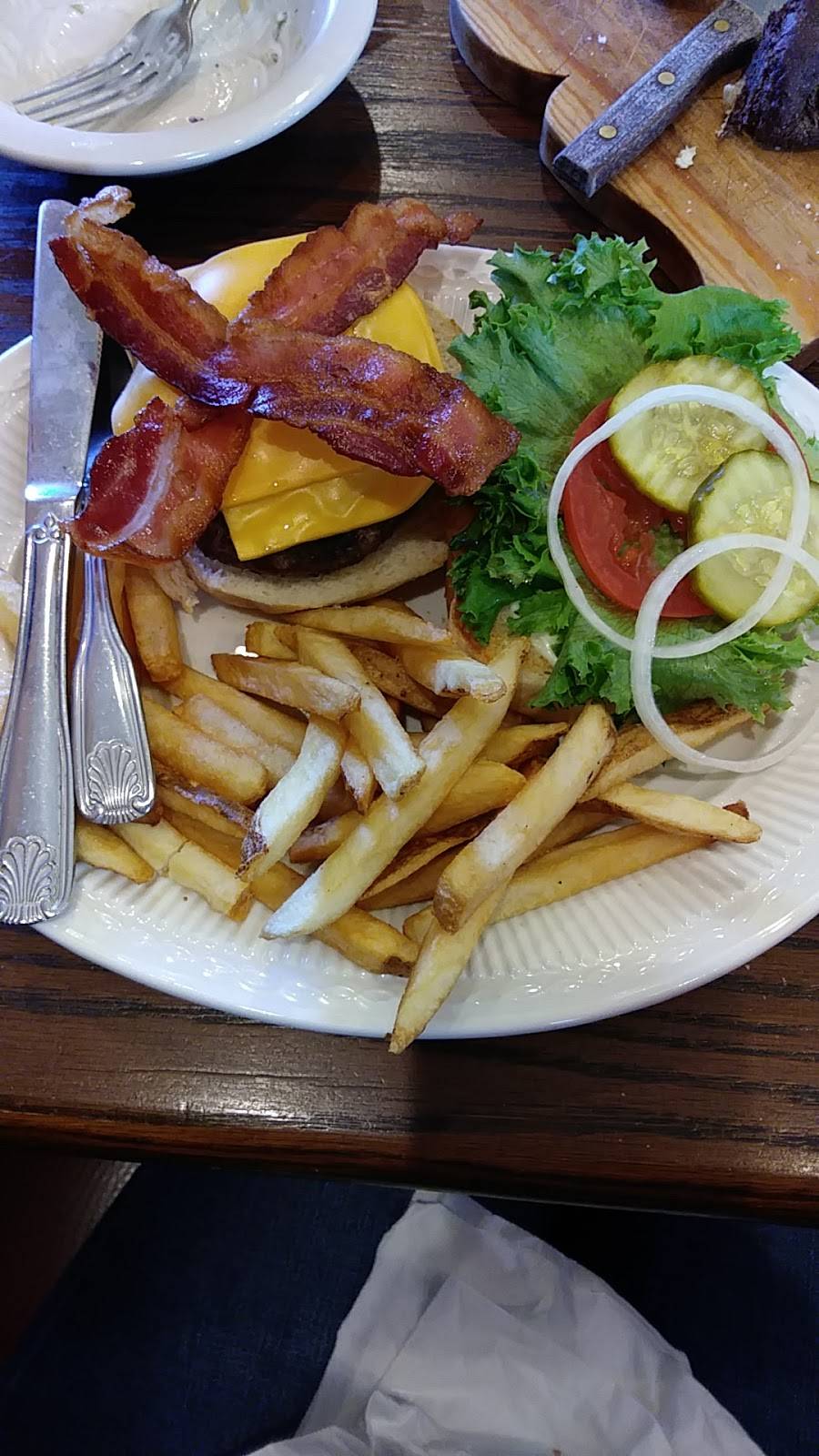 Crossroads Family Restaurant | restaurant | 615 US-50, Versailles, IN 47042, USA | 8126893000 OR +1 812-689-3000