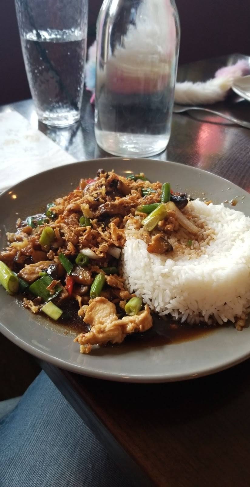 Hot Basil Thai Cafe | restaurant | 565 New Park Ave, West Hartford, CT 06110, USA | 8605239554 OR +1 860-523-9554