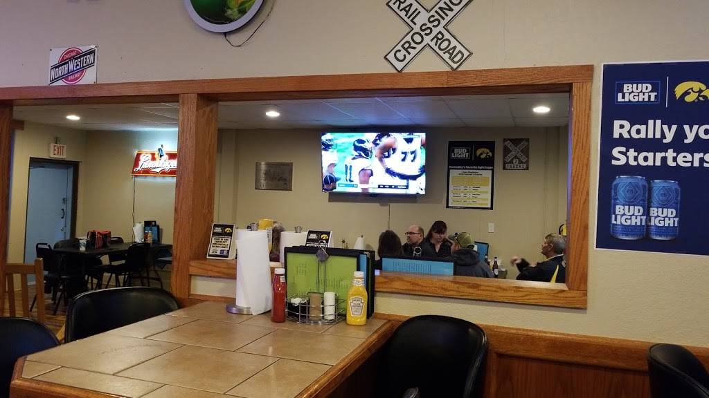 DTrains Corner Bar & Grill | restaurant | 300 Locust St NE, Blairstown, IA 52209, USA | 3194546232 OR +1 319-454-6232