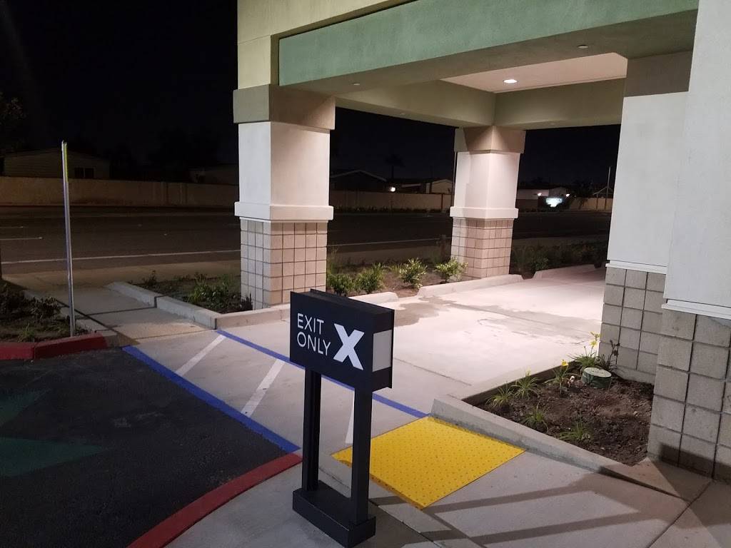 Starbucks | cafe | 6100 Warner Ave UNIT 101, Huntington Beach, CA 92647, USA | 7143759389 OR +1 714-375-9389