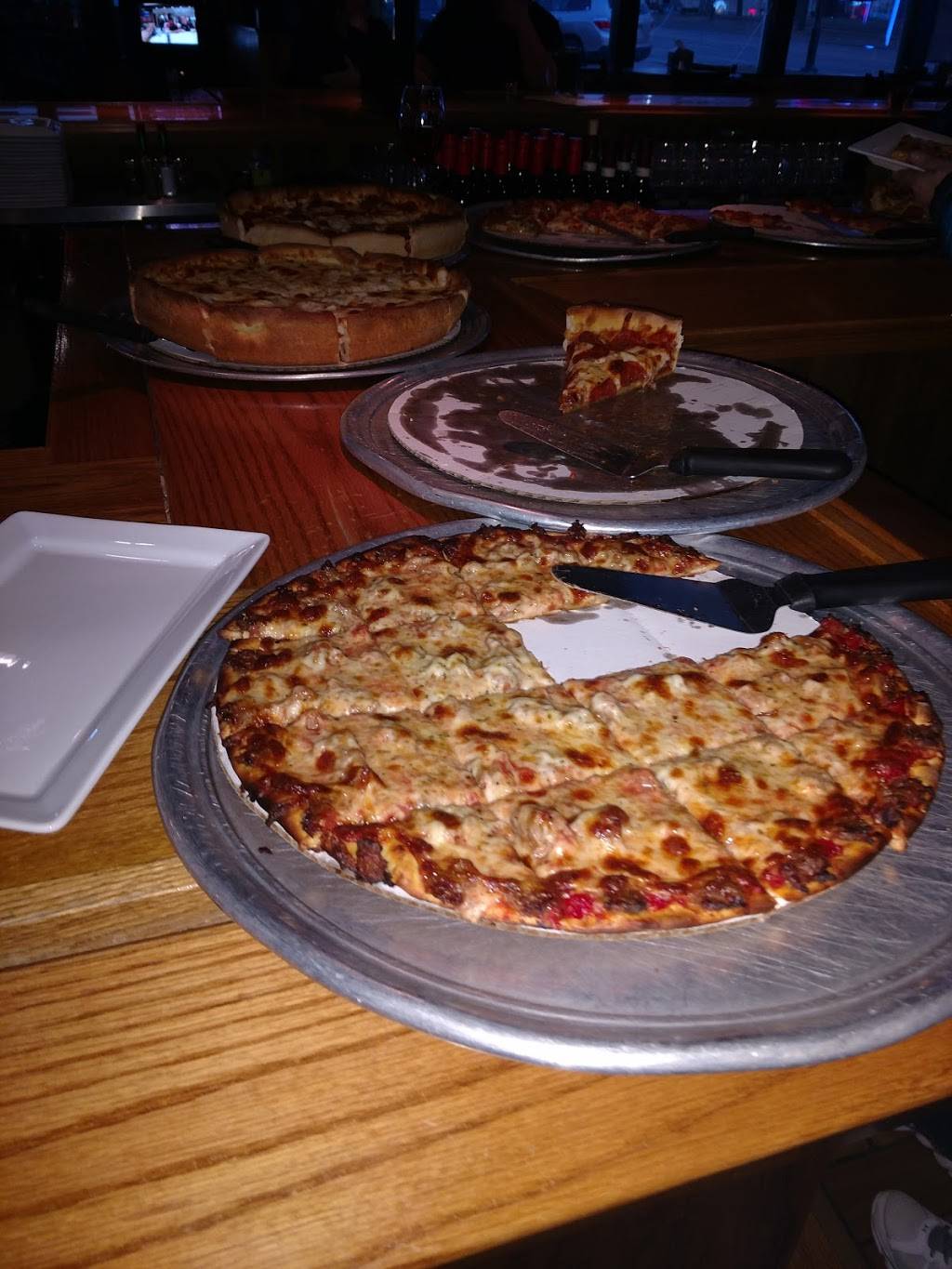 Ginos Pizzeria & Bar | restaurant | 701 Broadway, Wisconsin Dells, WI 53965, USA | 6086782299 OR +1 608-678-2299