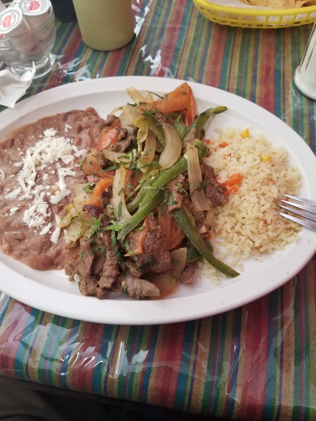 Chelis Restaurant | restaurant | 3046 W Cermak Rd, Chicago, IL 60623, USA | 7735222660 OR +1 773-522-2660