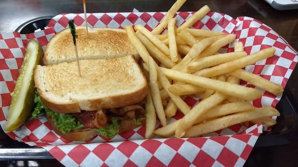 Maggie Maes on the Bluffs | restaurant | 2961 W Bay Dr, Belleair Bluffs, FL 33770, USA | 7277244243 OR +1 727-724-4243