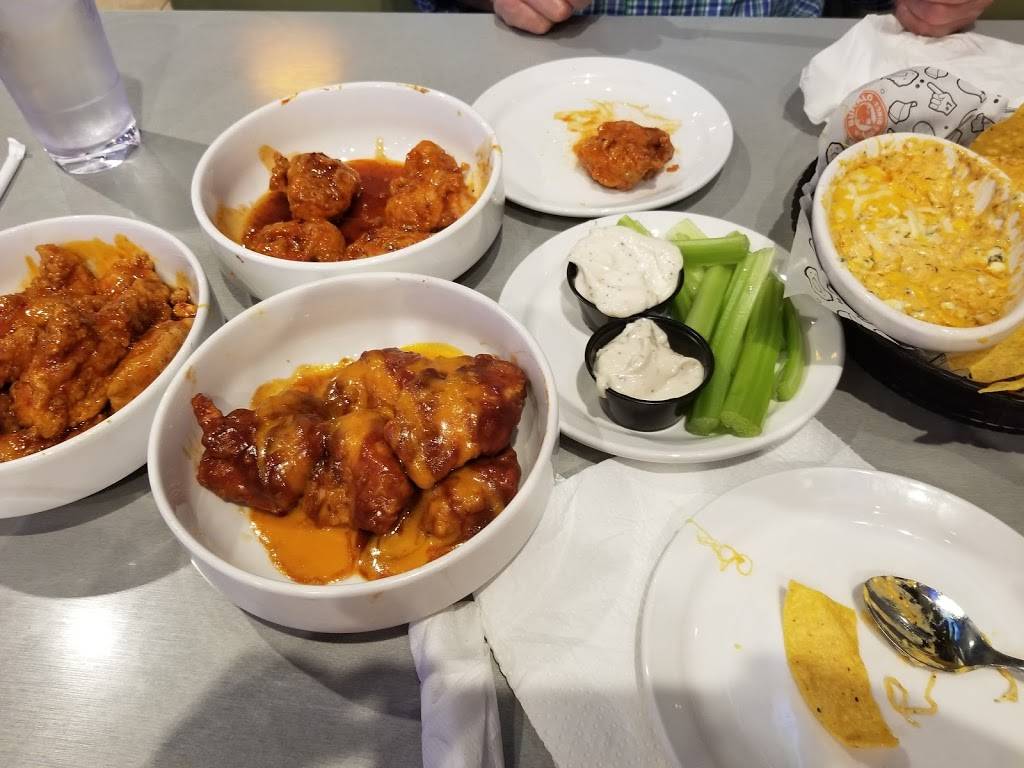Buffalo Wild Wings | meal takeaway | 9390 Dynasty Dr #101, Fort Myers, FL 33905, USA | 2392109464 OR +1 239-210-9464