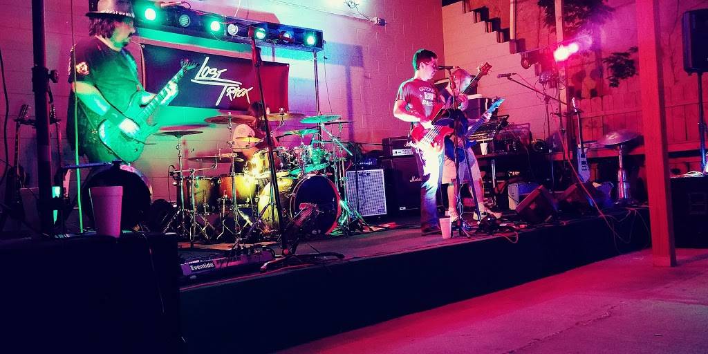 Two Dog Saloon Inc | restaurant | 104 S State St, Roodhouse, IL 62082, USA | 2175895624 OR +1 217-589-5624