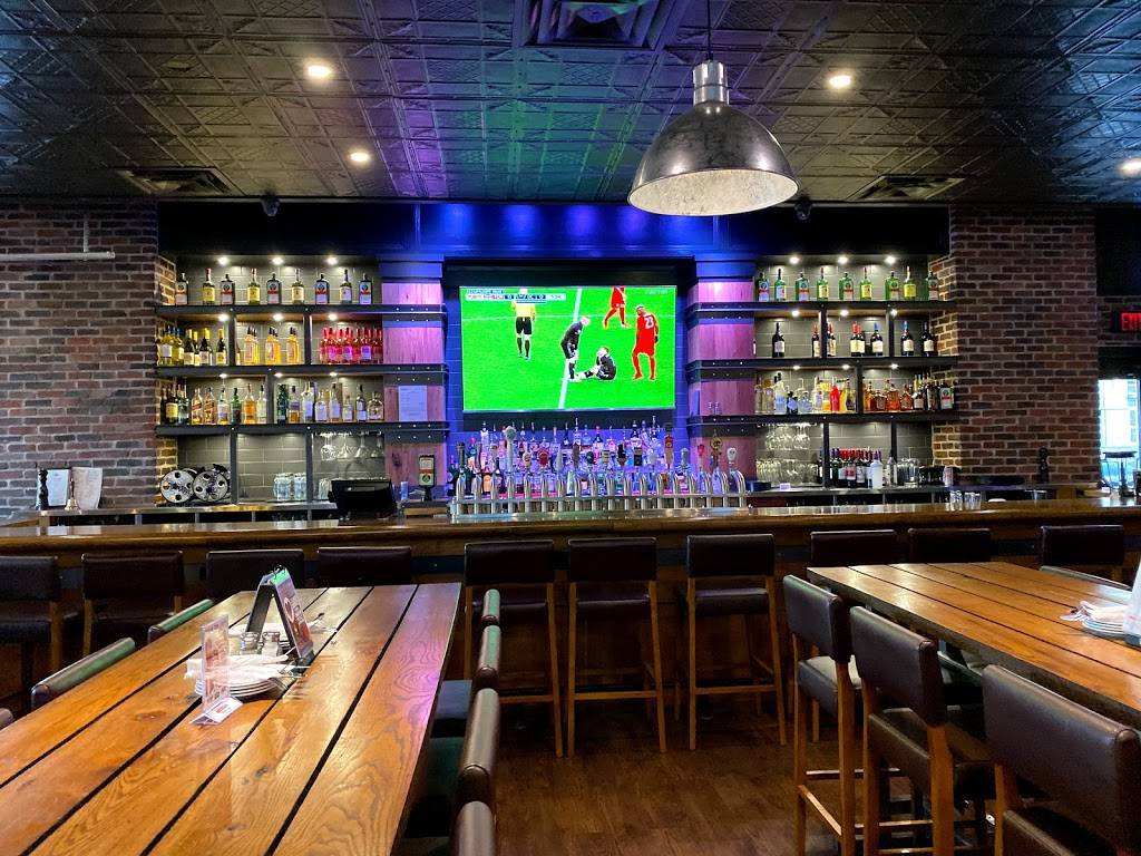 Fionn MacCools | restaurant | 11 Ray Lawson Blvd, Brampton, ON L6Y 5L8, Canada | 9054569145 OR +1 905-456-9145