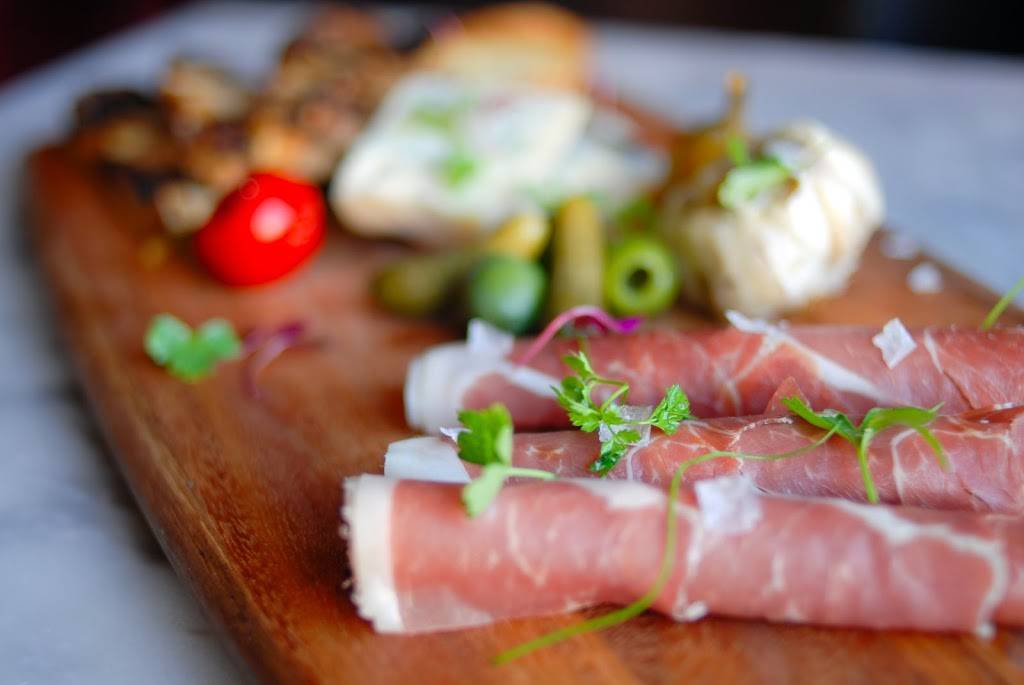 Lucca Bar & Grill | restaurant | 439 1st St, Benicia, CA 94510, USA | 7077453749 OR +1 707-745-3749