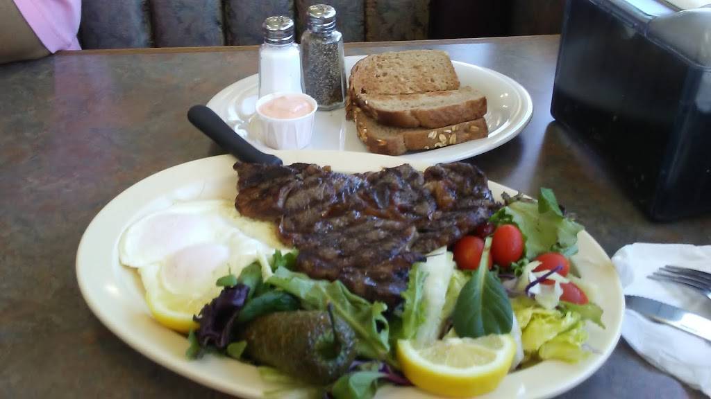 Toms Famous Burgers 9 | restaurant | 1101 N Avalon Blvd, Wilmington, CA 90744, USA | 3105183164 OR +1 310-518-3164