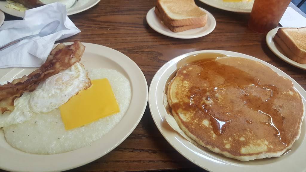 Sharons Country Diner | restaurant | 103 W Main St, Clinton, NC 28328, USA | 9105925086 OR +1 910-592-5086