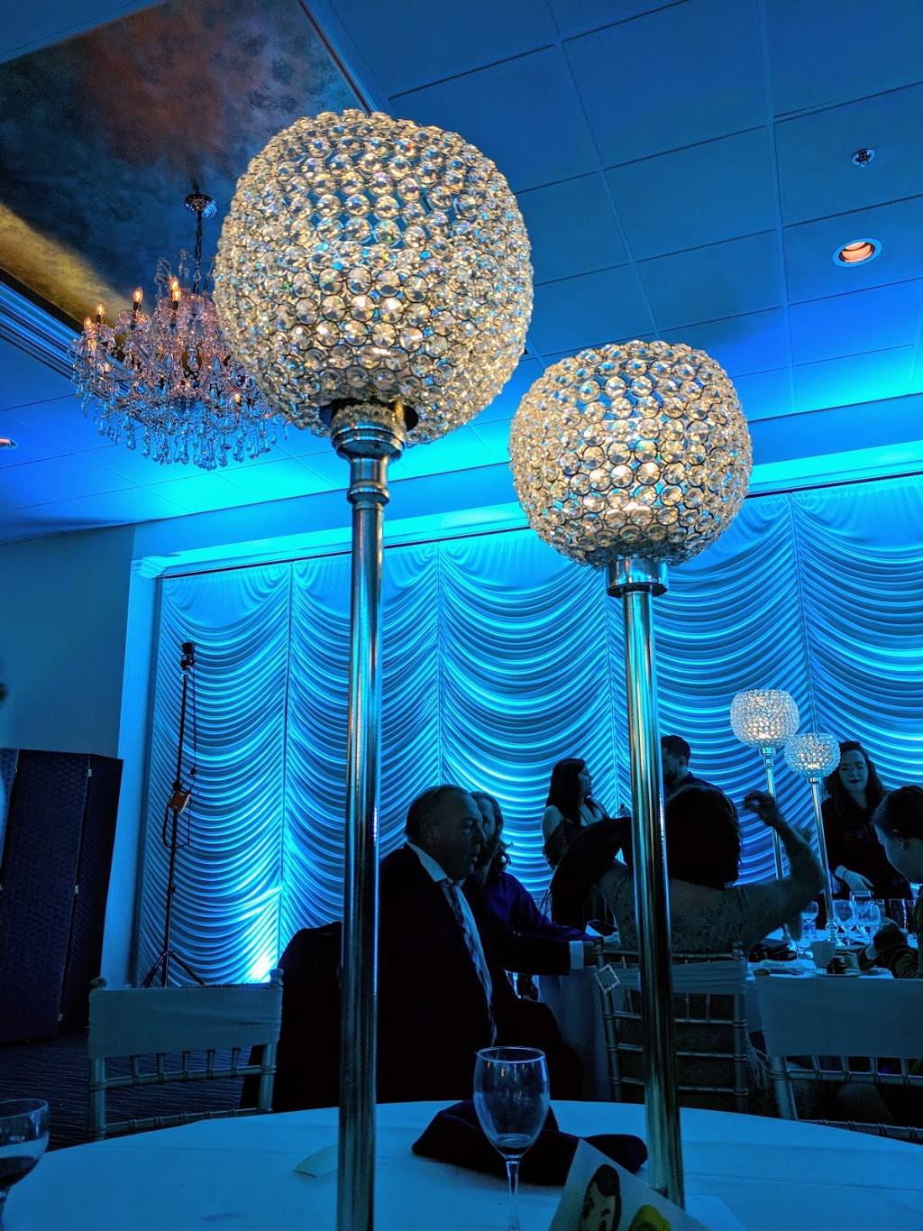 The Seville | restaurant | 700 S Barrington Rd, Streamwood, IL 60107, USA | 6302894500 OR +1 630-289-4500