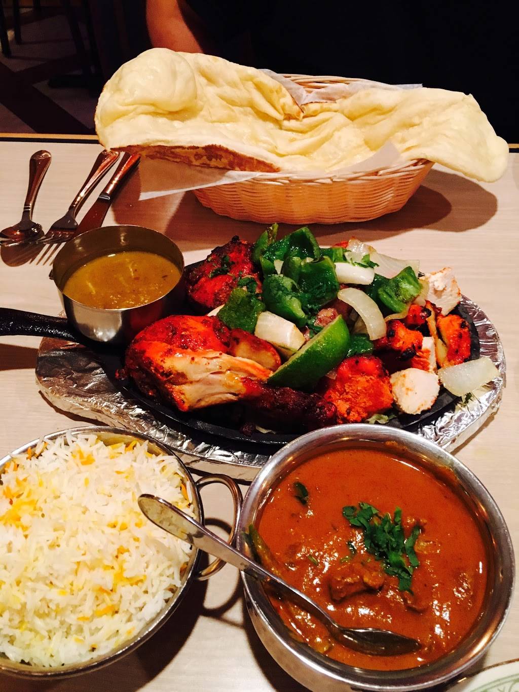 Kohinoor Indian Restaurant and Lounge | night club | 6 E Columbia Ave, Champaign, IL 61820, USA | 2175521384 OR +1 217-552-1384