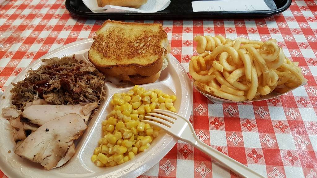 Hog Wild Pit Bar-B-Q | restaurant | 1905 W Broadway, Council Bluffs, IA 51501, USA | 7122565421 OR +1 712-256-5421