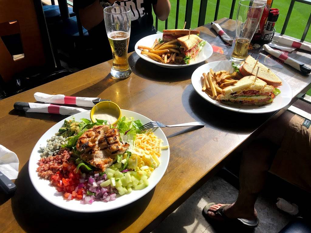 TGI Fridays | restaurant | 1 Brewers Way, Milwaukee, WI 53214, USA | 4149024201 OR +1 414-902-4201