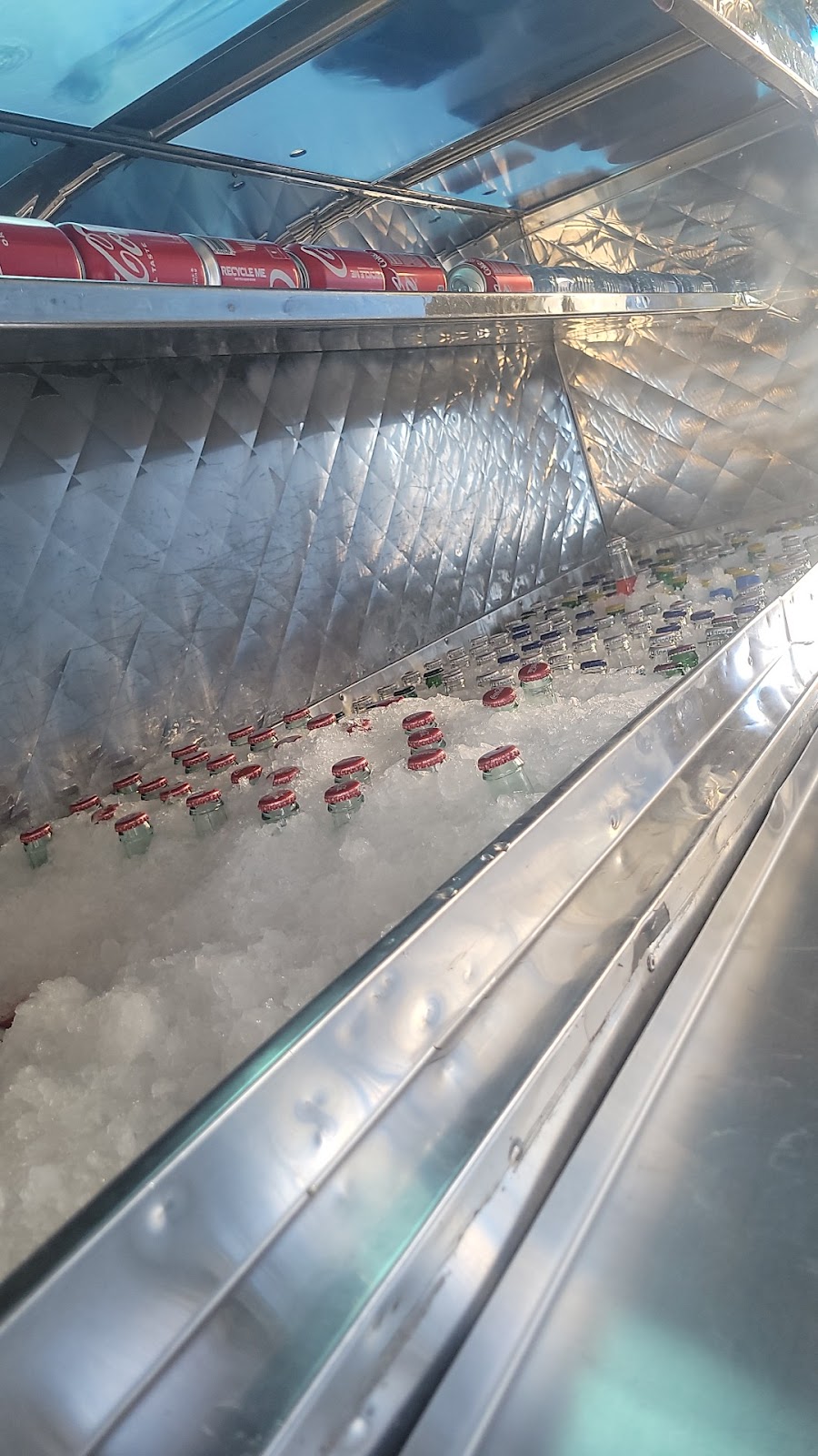 MARISCOS AEROPUERTO | restaurant | 3030 E 8th St, Los Angeles, CA 90023, USA | 3239065441 OR +1 323-906-5441