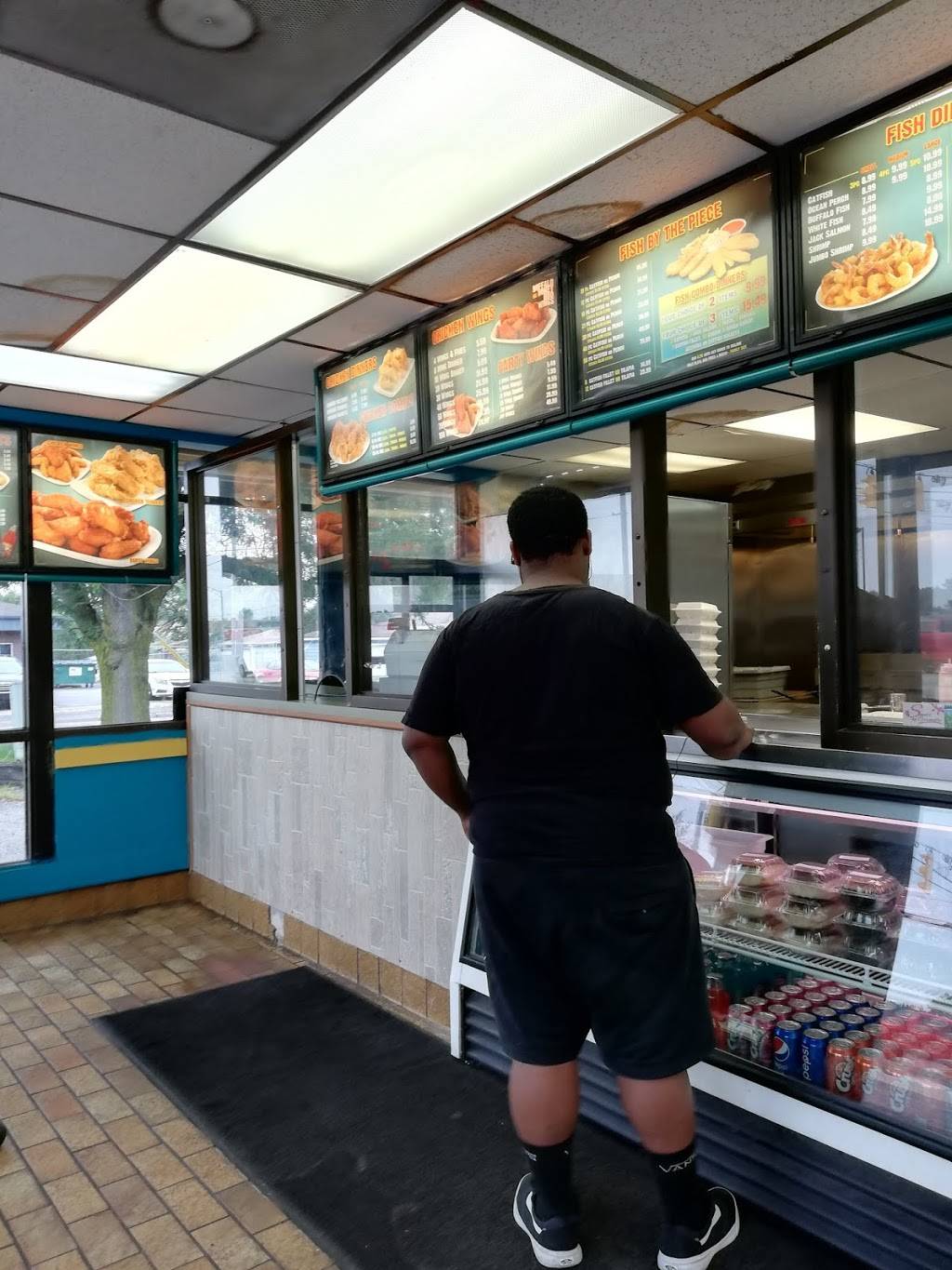 Dolphins Fish & Chicken | restaurant | 3701 Grant St, Gary, IN 46408, USA | 2198068222 OR +1 219-806-8222