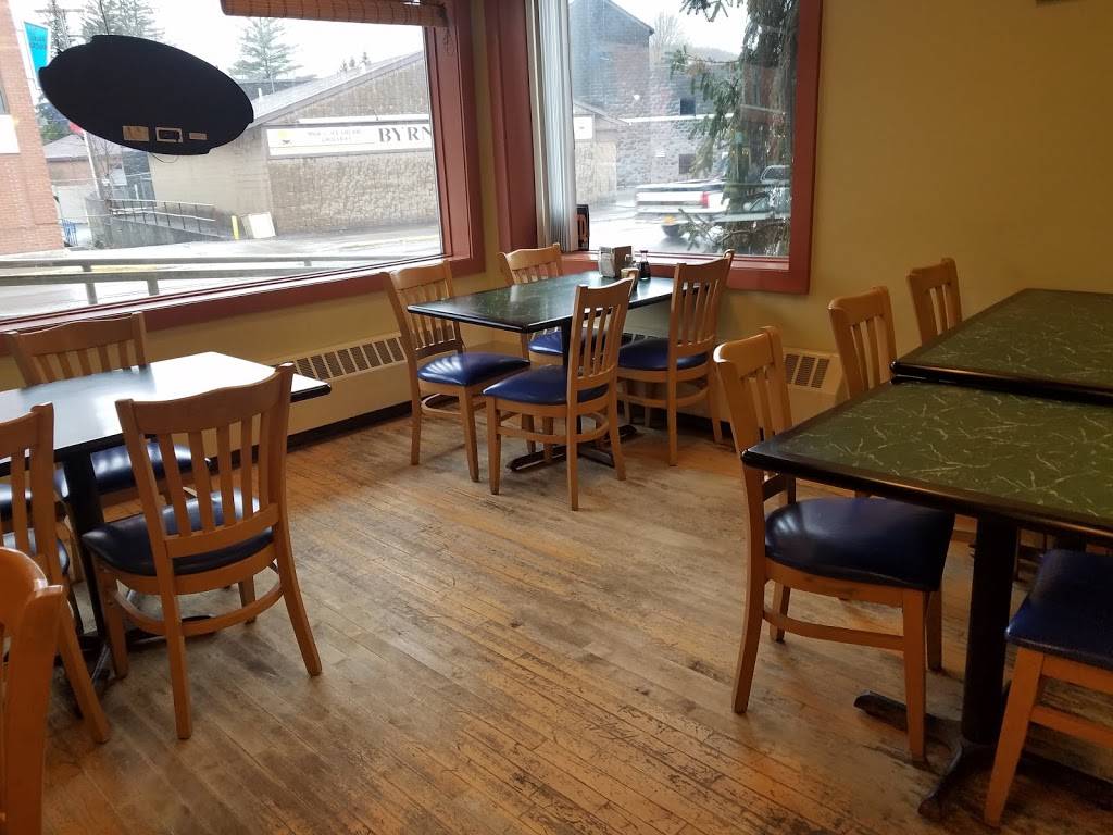 Main Moon | restaurant | 24 Utica St, Hamilton, NY 13346, USA | 3158241830 OR +1 315-824-1830