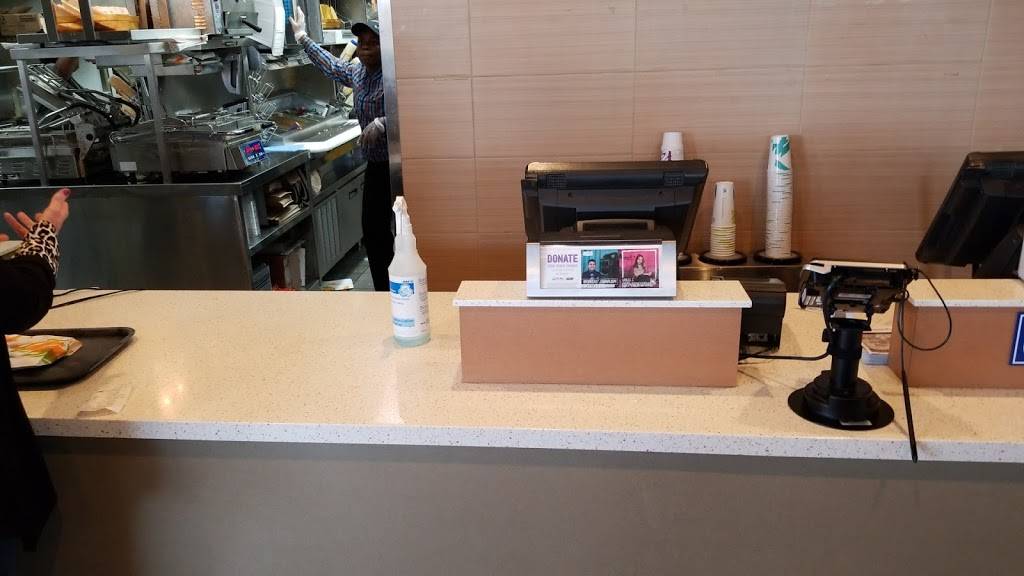 Taco Bell | meal takeaway | 5560 N Port Washington Rd N, Glendale, WI 53217, USA | 4149644360 OR +1 414-964-4360