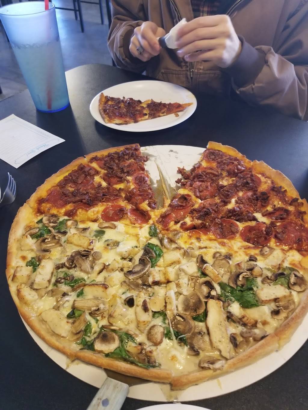 Bakers Pizza | restaurant | 501 Ash St, Maysville, OK 73057, USA | 4058674992 OR +1 405-867-4992