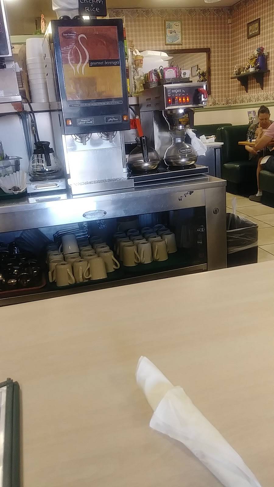 Mollies Kountry Kitchen | restaurant | 16727 Bear Valley Rd # 120, Hesperia, CA 92345, USA | 7609493031 OR +1 760-949-3031